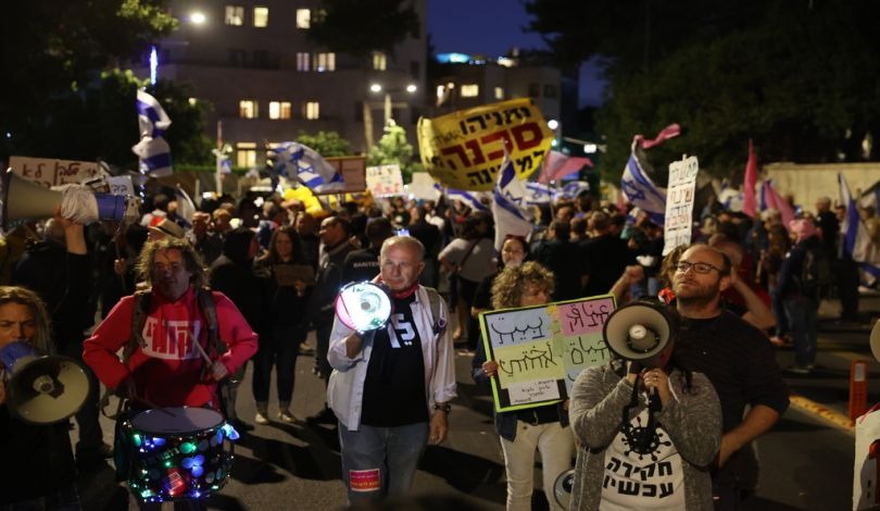 مئات الإسرائيليين يتظاهرون ضد نتنياهو ... تحت شعار يجرنا إلى الحروب